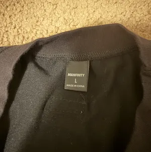 Black Cross Tshirt Size L thumbnail 5