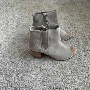 Tom's Women's Peep Toe‎ Suede Beige / Griege Block Heel Bootie Sandal Size 6 thumbnail 3
