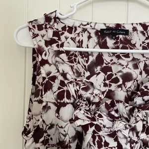 NWOT Violet & Claire women's brown white floral‎ ruffle sleeveless blouse medium thumbnail 2