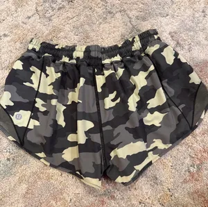 Lululemon Shorts 2.5" Low-Rise Hotty Hot thumbnail 2