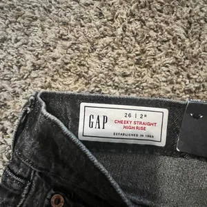 Gap Cheeky Straight High Rise Jeans Washed Black Raw‎ Hem Size 26 2R Button Fly thumbnail 2