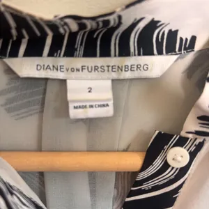 Diane von Furstenberg DVF Deandra Silk Romper Black White Abstract Wave Size 2 thumbnail 3