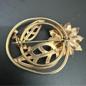 Vintage Unsigned Gold-tone Light Blue Rhinestone Flower Floral Spray Brooch 10g. thumbnail 7