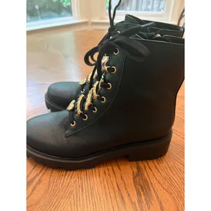 Karl Lagerfeld Paris Womens Black Leather Combat Boots Gold Charms Lug‎ Sole thumbnail 6