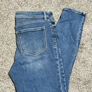 Old Navy Women's Blue rockstar super Skinny Jeans size 6 thumbnail 1