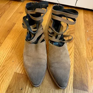 Free People Sloan Women’s 39 Tan Suede Strappy Ankle Booties Boots Western Boho thumbnail 2