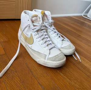 Nike Women’s Blazer Mid 77 Shoes thumbnail 1