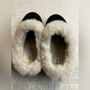 Steve Madden Unitie Faux Fur Platform Clog Slipper in black thumbnail 5