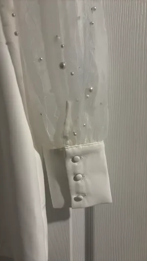 Main Strip Boutique White Dress Pearl Sleeves thumbnail 2