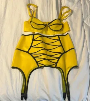Yellow & Black latex bra and garter bottoms L thumbnail 1