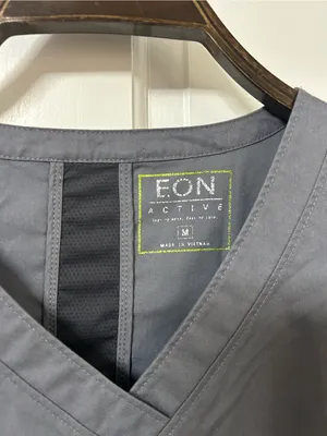 Heather Gray V-Neck Short Sleeve Scrub Top thumbnail 2