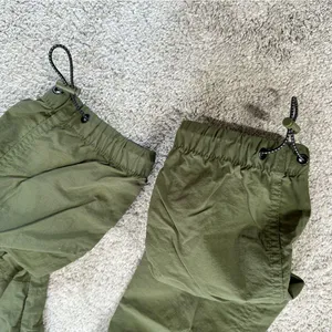 LCKR Women’s Mayday Utility Cargo Pants Nylon Pull On High Rise in Green Army S thumbnail 9