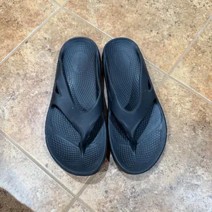 OOFOS The Comfy Ooriginal Men’s 7 Women’s 9 Recovery Black Thong Flip-Flops Slip-On thumbnail 2