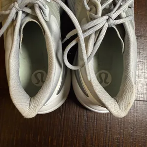 Lululemon Blissfeel Running Shoes Womens Light Grey Silver Athletic Sneakers 9 thumbnail 8