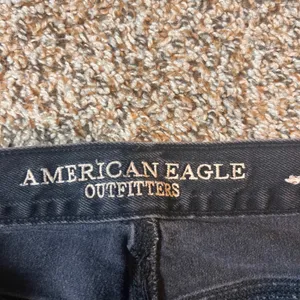 American Eagle Mom Jeans‎ Black Distressed Ripped Denim Womens Size 4 Regular thumbnail 2