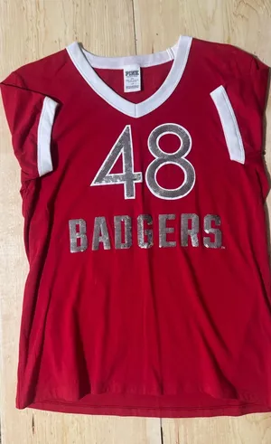 PINK Victoria's Secret Wisconsin‎ Badgers 48 Sequin V-Neck Jersey Tee Red L thumbnail 1