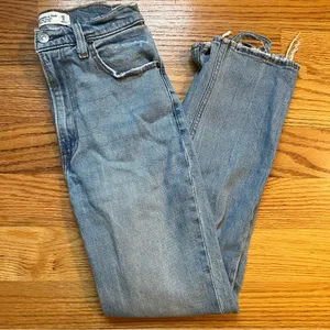 Abercrombie & Fitch the ankle straight ultra high rise jean size 25 / 0 thumbnail 1