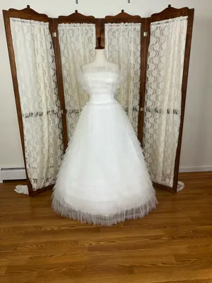 Stunning New MacDuggal Tiered Tulle Wedding Gown thumbnail 3