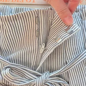 Club Monaco Paperbag Waist Striped Cropped Pants Size 00‎ thumbnail 6