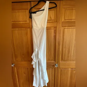 PrettyLittleThing white one shoulder ruffle hem maxi dress - size 4 NWT thumbnail 3