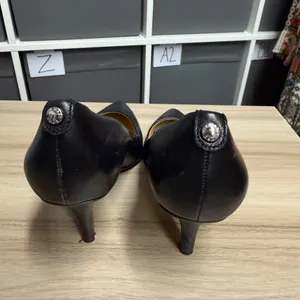 Michael Kors Classic Pointed Toe Pumpe Black Women's Heels thumbnail 5