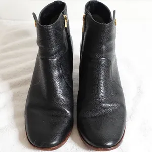 Tory Burch Black Pebbled Leather Pointed Toe Heel Chelsea Ankle Boots Size 8.5 thumbnail 2