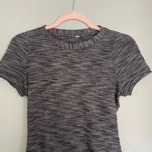 Lululemon & go Where To Dress Short Sleeve Sz 4 Heathered Black thumbnail 3