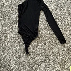 Missguided one sleeve asymmetrical bodysuit. Size 2. Never‎ wore. thumbnail 8