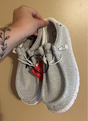 Men’s size 9 Hey Dudes thumbnail 1