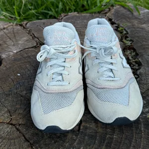 New Balance 997H Sneakers shoes size women 10 - men’s 8.5 thumbnail 2