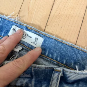 ABERCROMBIE & FITCH The 90's Straight Ultra High Rise Curve Love Size 26 Slit thumbnail 6