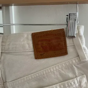 Levi's Cream Mid-Rise 501 Shorts thumbnail 4