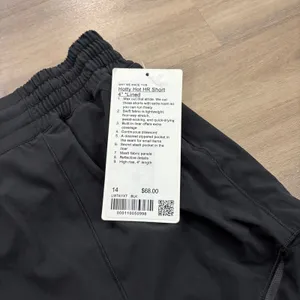 NWT Lululemon Hotty Hot Short High-Rise Long 4" Women Size 14 Black thumbnail 2