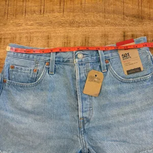 Levi's 501 Original Denim Shorts Womens 29 High Rise Raw Hem 2" Light Wash‎ NWT thumbnail 10