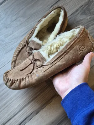 UGG Women's Dakota Suede Moccasin Slippers Chestnut Size 5 thumbnail 2