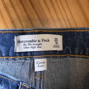 Abercrombie & Fitch 90’s Straight Ultra High Rise Size 25 / 0 R Distressed Jeans thumbnail 6