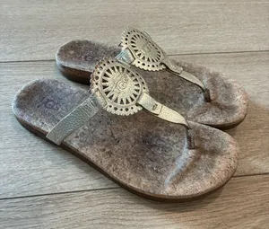 Ugg Women’s Ayden II Leather Gold Thong Sandal Slip On Size 7.5 thumbnail 1