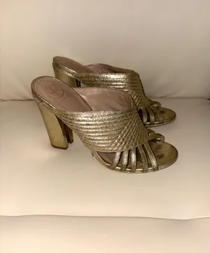 Tory Burch Brida high-heeled mules in metallic gold leather (color "Gold"). They have minor damage to the insole. Size 7 thumbnail 4