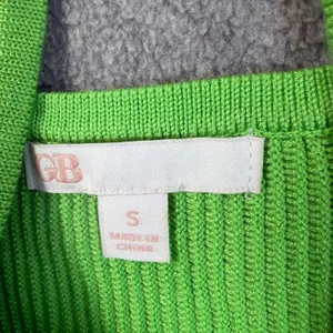 GB Gianni Bini Women's Small Neon Green Ribbed Knit Scoop Neck Cropped Tank Top thumbnail 4