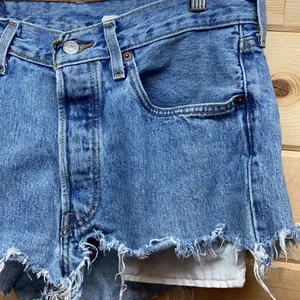 Levi's 501 Distressed Cut Off Shorts 32 thumbnail 3