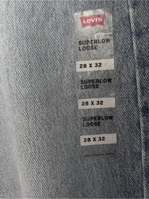 NWT Levi's 28 X 32 Superlow Loose Straight Leg Jeans Distressed V26 thumbnail 3