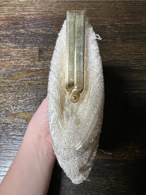 Vintage White Beaded Clamshell Clutch Gold Tone Kiss Lock Closure thumbnail 2