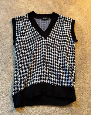 Black and White Sweater Vest Size M thumbnail 1