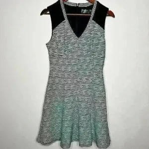 Guess Black/White Stripe Doris sleeveless‎ Textured v-neck dress Sz 8 thumbnail 6