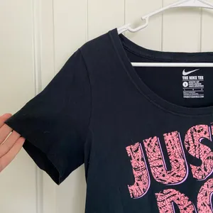 Nike‎ women’s graphic tshirt — large thumbnail 2