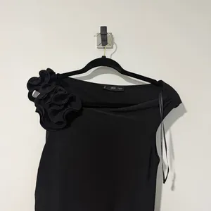 Mango asymmetric sleeveless maxi dress with statement shoulder black size M us 6 thumbnail 5