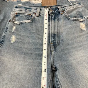 Abercrombie & Fitch Distressed Cropped distressed‎ raw hem mom jeans light 26 thumbnail 7
