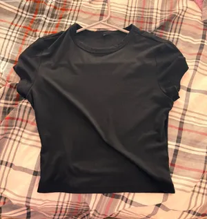 Black top thumbnail 1