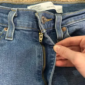 Signature by Levi Strauss Heritage High Rise Straight Distressed Jeans 6/W28 thumbnail 4