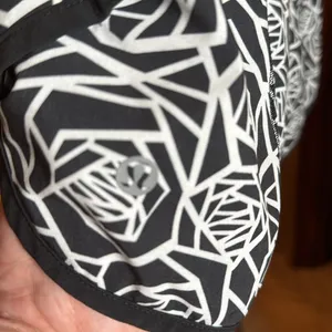 Lululemon Speed Short 2.5” Black White Geometric Running Shorts Size 6 thumbnail 4